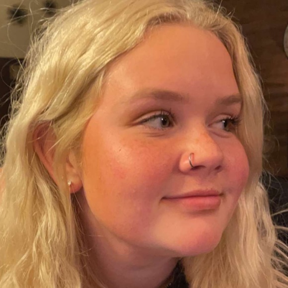 Meet your Posher, Caroline - Picture 1 of 1